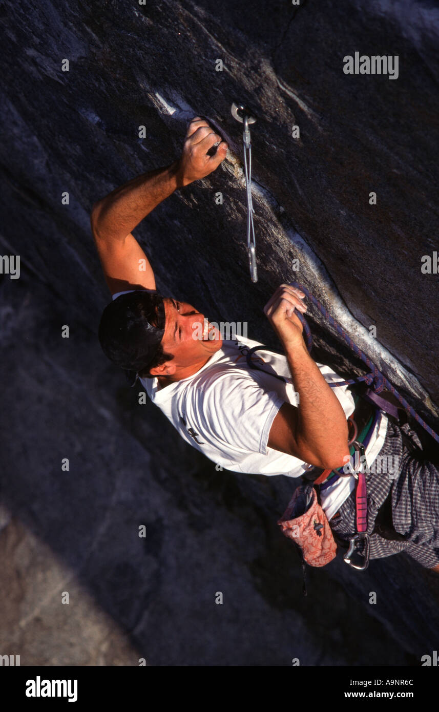 Un uomo di arrampicata su roccia al vertice Donner CA Foto Stock