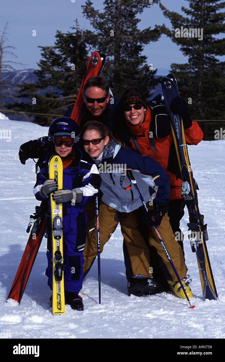 Foto di famiglia durante la pratica dello sci a Diamond Peak NV Foto Stock