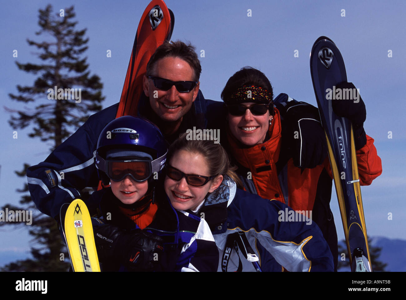 Foto di famiglia durante la pratica dello sci a Diamond Peak NV Foto Stock