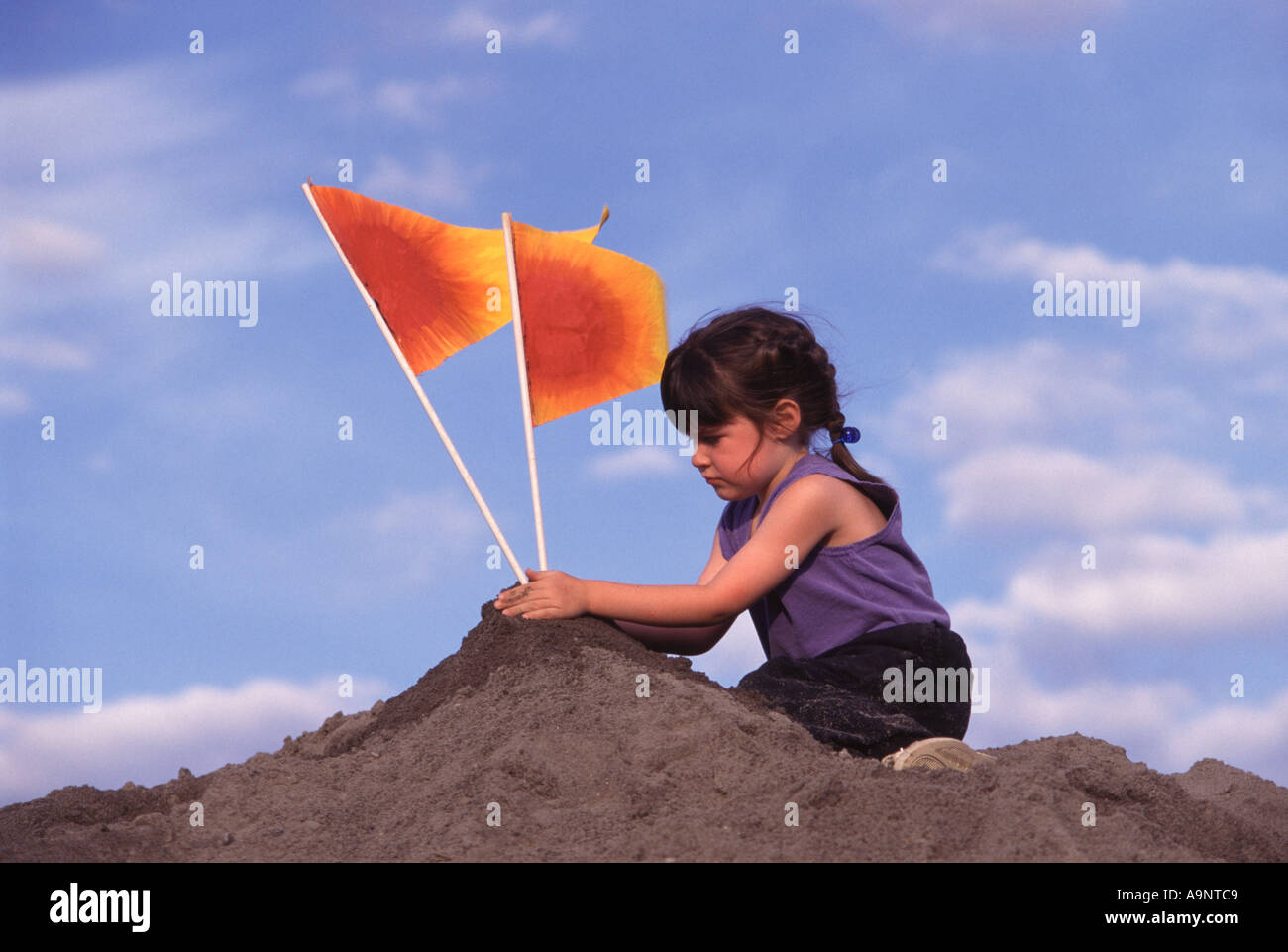 Una ragazza che gioca su un sandpile in Portland o Foto Stock