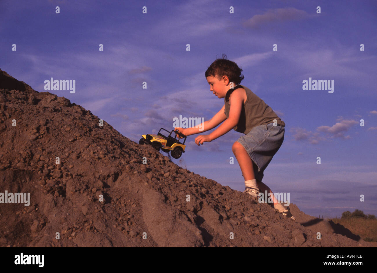 Un ragazzo giocando su un sandpile in Portland o Foto Stock