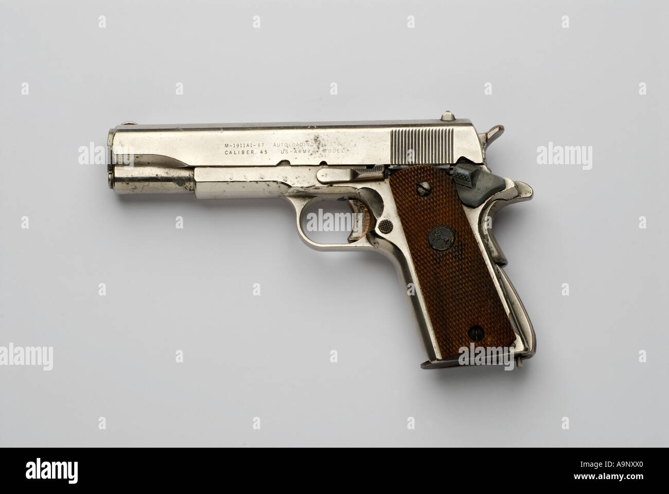 Colt 45 su sfondo bianco Foto Stock