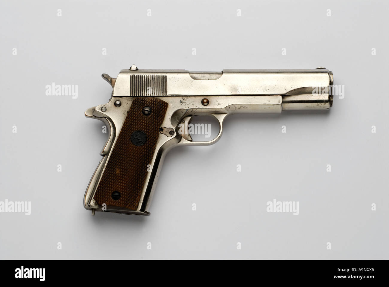Colt 45 su sfondo bianco Foto Stock