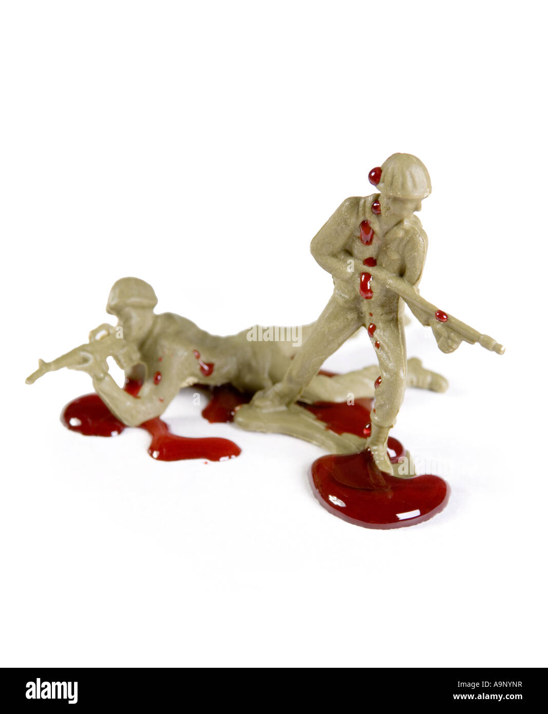 Toy soldati combattono una guerra circondato da sangue Foto Stock