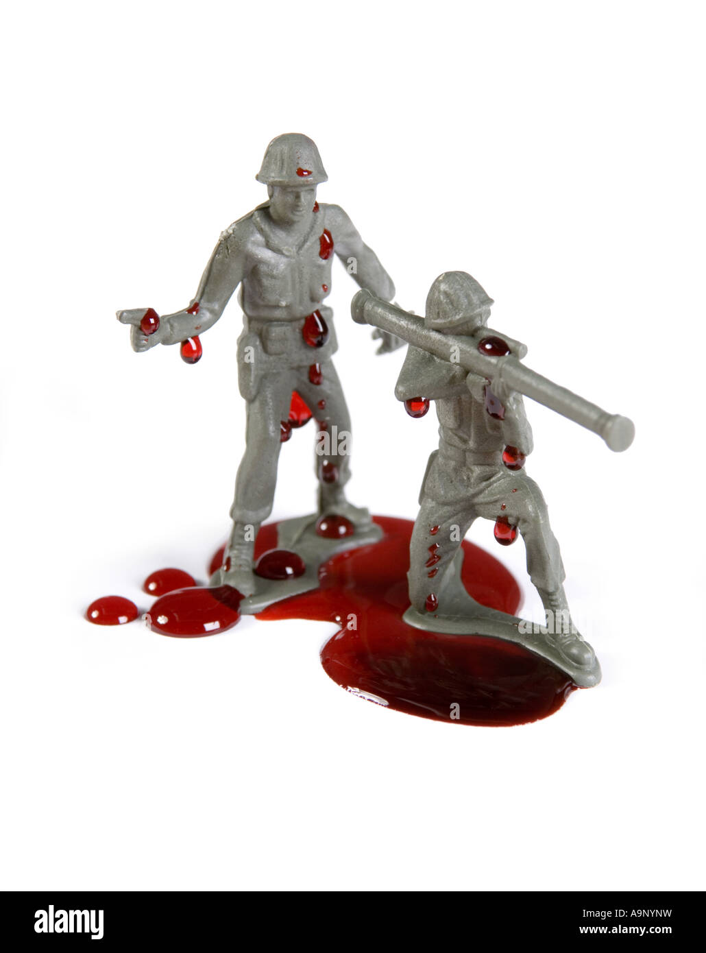 Toy soldati combattono una guerra circondato da sangue Foto Stock