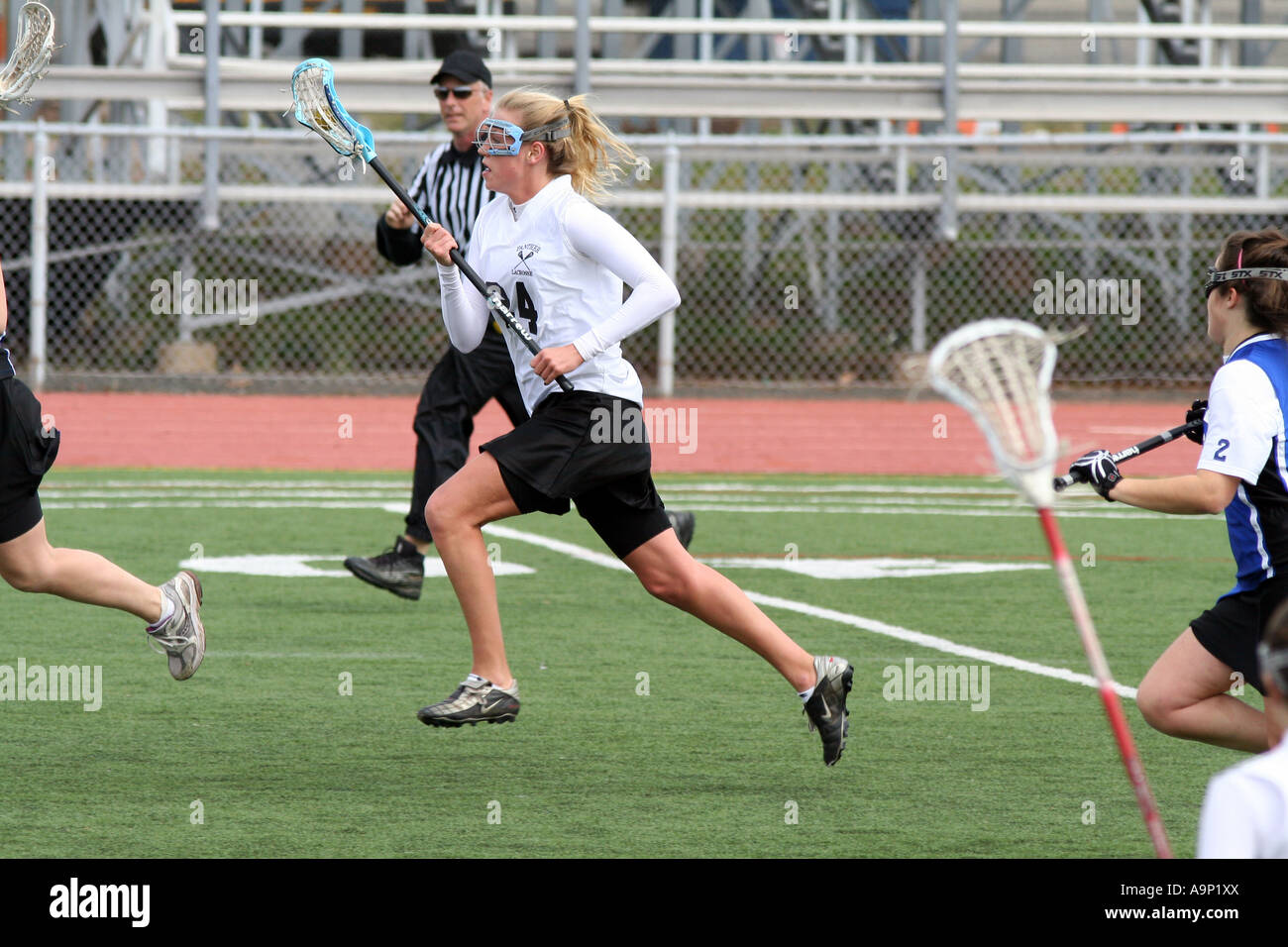 Offesa e difesa in una scuola superiore femminile di lacrosse gioco Foto  stock - Alamy