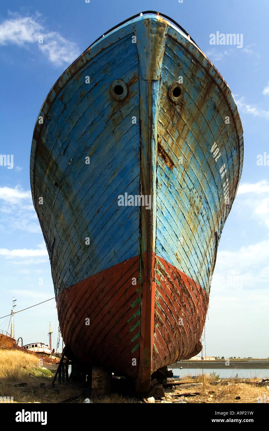 Vecchia nave da pesca in un cantiere navale. Il Portogallo. Foto Stock