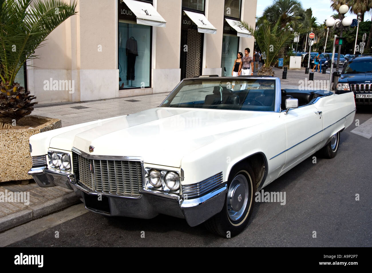 Visto su una strada di Nizza sulla Cote d Azur degli anni settanta Cadillac Deville Foto Stock
