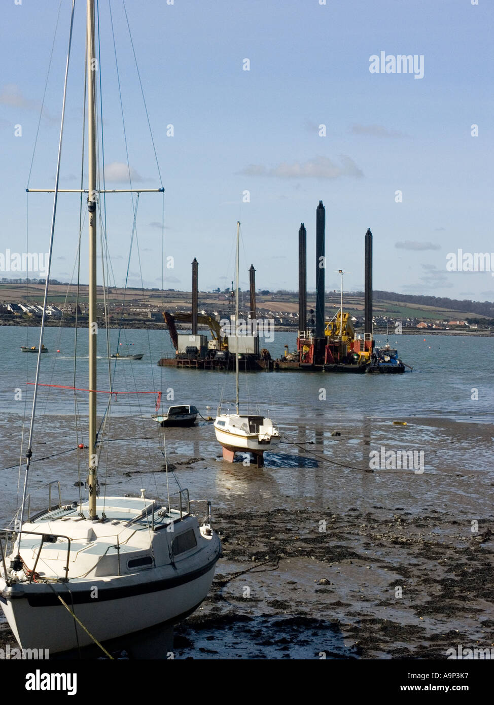 Un lavoro flottante piattaforma progettata per la luce di attività di engineering in acqua poco profonda nel porto di Skerries, Dublino, Irlanda Foto Stock