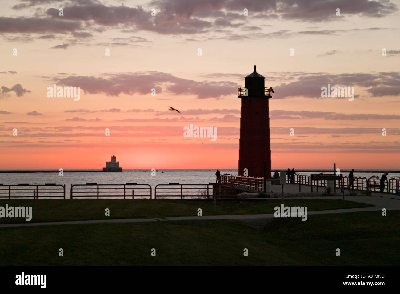 Fari in porto a sunrise di Milwaukee, Wisconsin USA Foto Stock