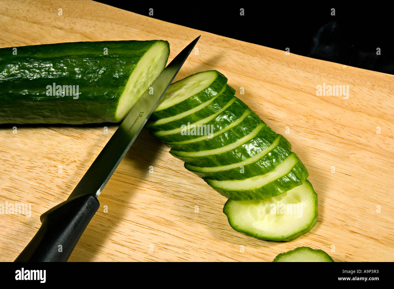 Cetriolo affettato su un tagliere Foto Stock