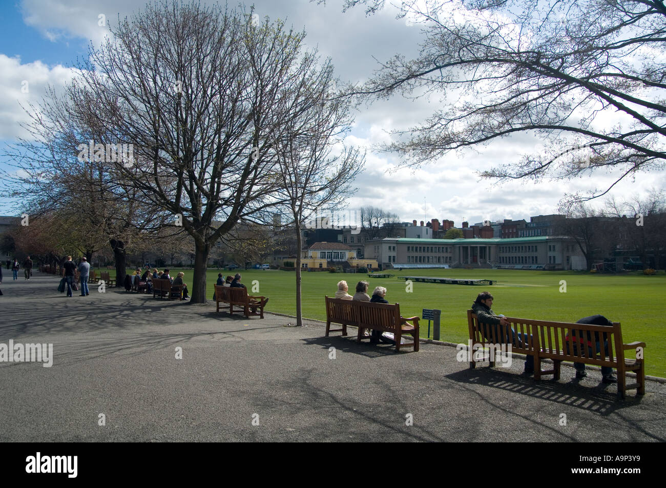 Godendo la primavera sole in College Park in Trinity College Dublin Foto Stock