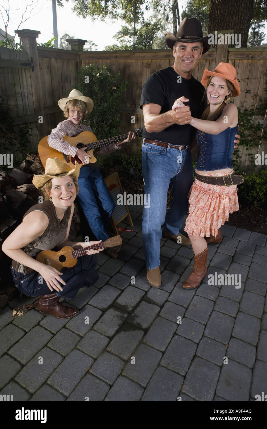 Famiglia riproduzione di musica country e balli di gruppo Foto Stock