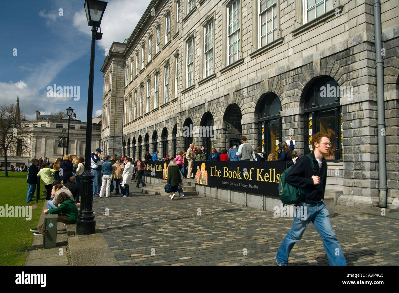 In coda per visitare la vecchia libreria in Trinity College di Dublino per visualizzare il manoscritto illustrato il Libro di Kells Foto Stock