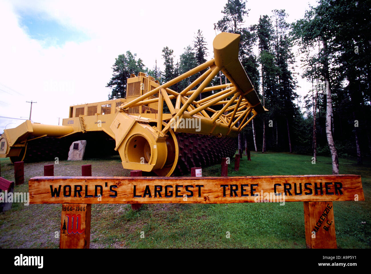 Il più grande del mondo frantumatore ad albero - Le Tourneau G175 - Mackenzie British Columbia settentrionale del Canada Foto Stock