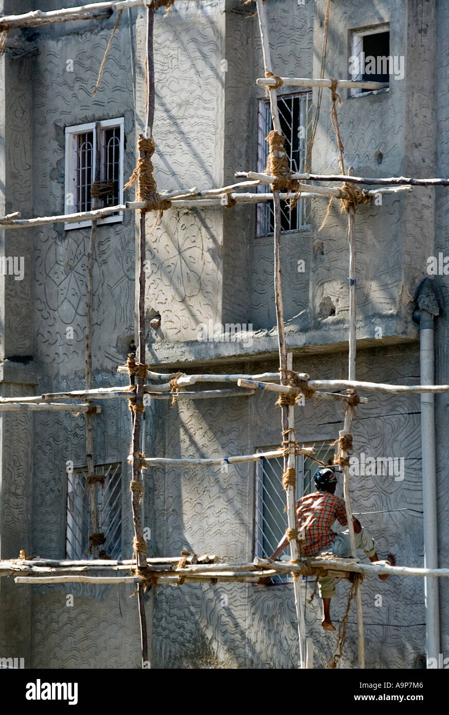 Ponteggi in legno sul cantiere indiano. India Foto Stock