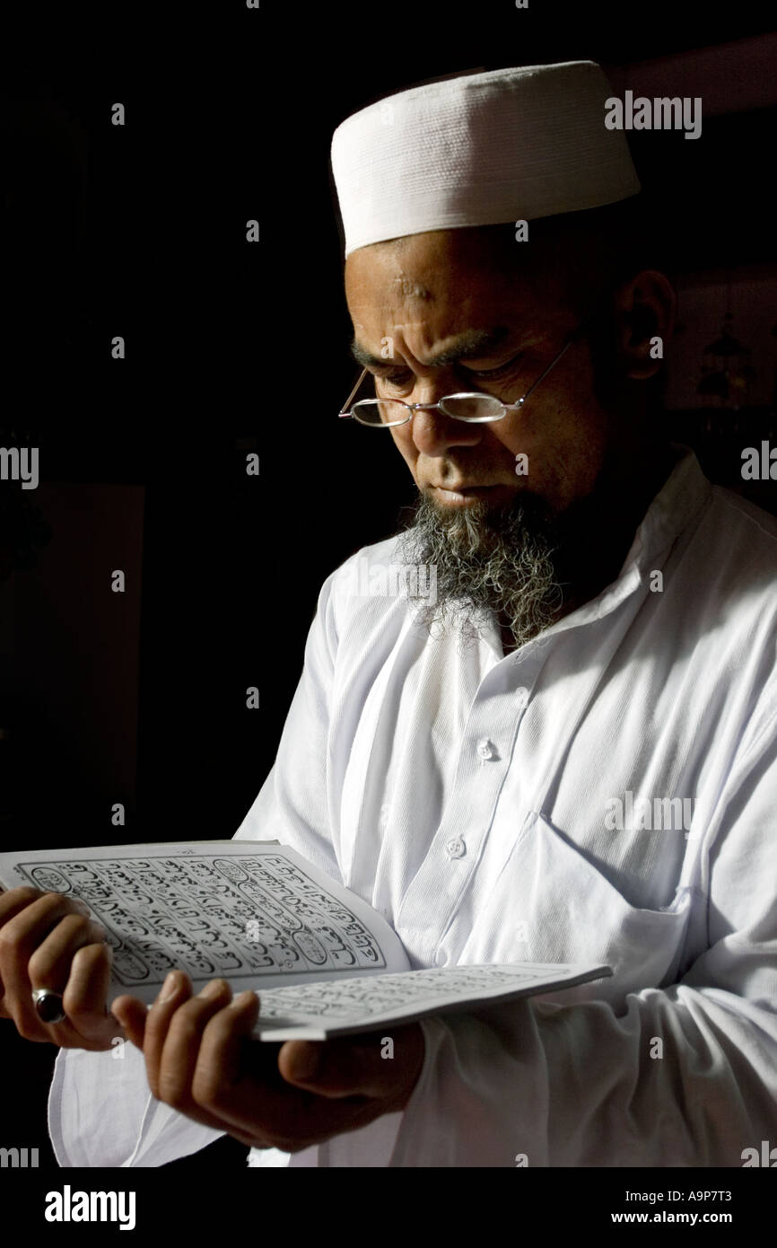 Uomo musulmano la lettura del Corano. India Foto Stock