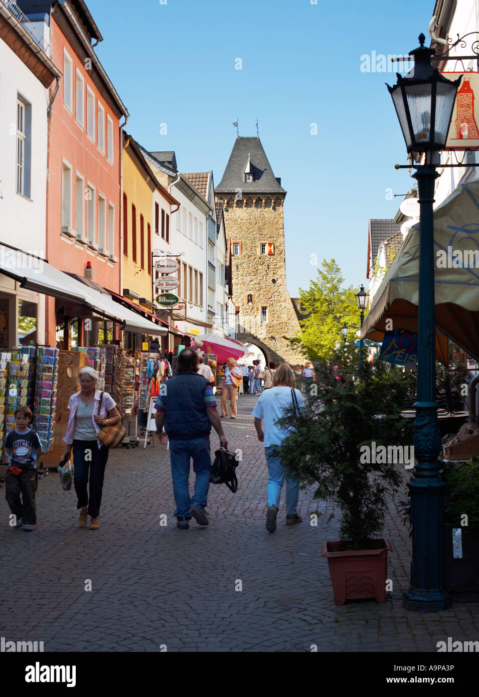 Scena di strada e nord Town Gate a Bad Munstereifel, Renania, Germania Europa Foto Stock