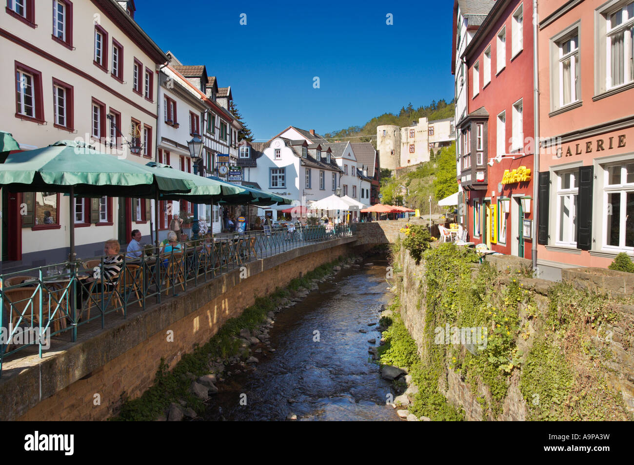 Caffetterie dal fiume Erft a Bad Munstereifel, regione Eifel, Germania Europa Foto Stock