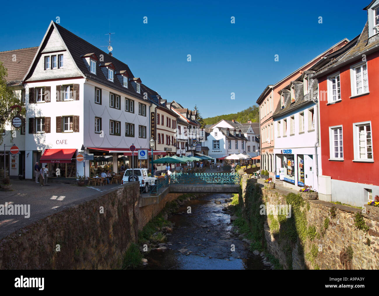 Il centro della città e il fiume Erft nello storico Bad Munstereifel, Germania, Europa Foto Stock