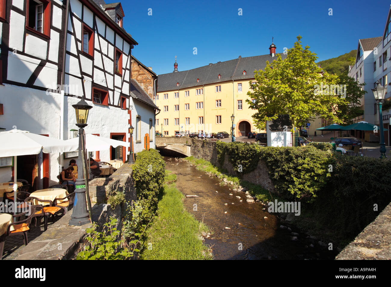 Sant Angela Palestra scuola e fiume Erft a Bad Munstereifel, Renania, Germania Foto Stock