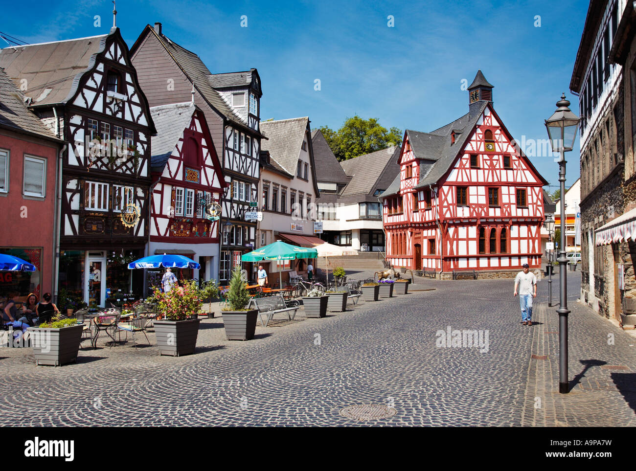 Centro storico di Rhens con metà case con travi di legno negozi e il Rathaus Town Hall, Renania, Germania, Europa Foto Stock