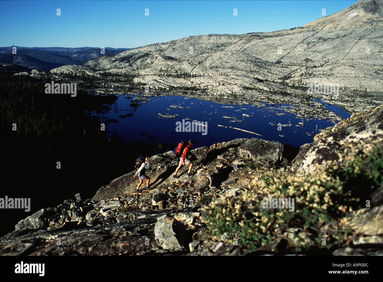 Un giovane con lo zaino in spalla in desolazione Deserto vicino a Lake Tahoe CA Foto Stock