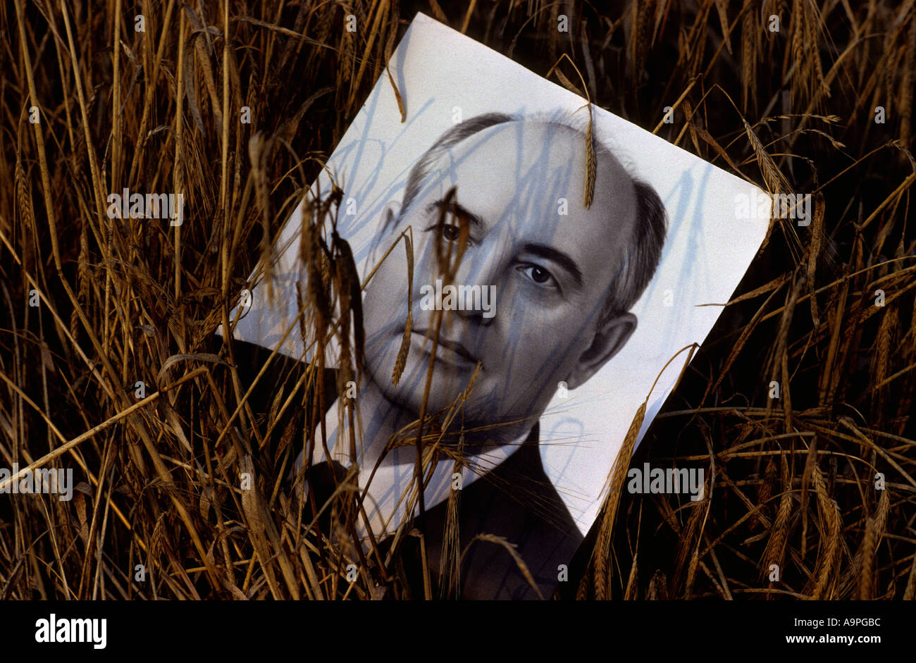 Un poster del leader sovietico Mikhail Gorbaciov in un campo alla periferia di Mosca dopo un rally politico nel 1989 Foto Stock