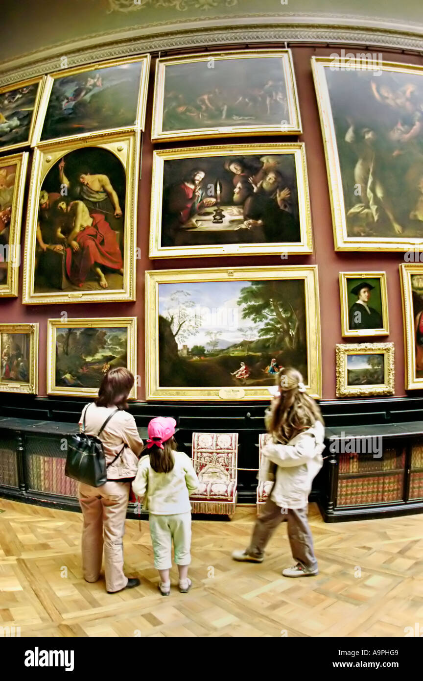 CHANTILLY, FRANCIA, la famiglia turistica che visita il castello Madre Bambini guardando dipinti francesi classici nel 'Condé Museum' Pinacoteca, bambini Foto Stock