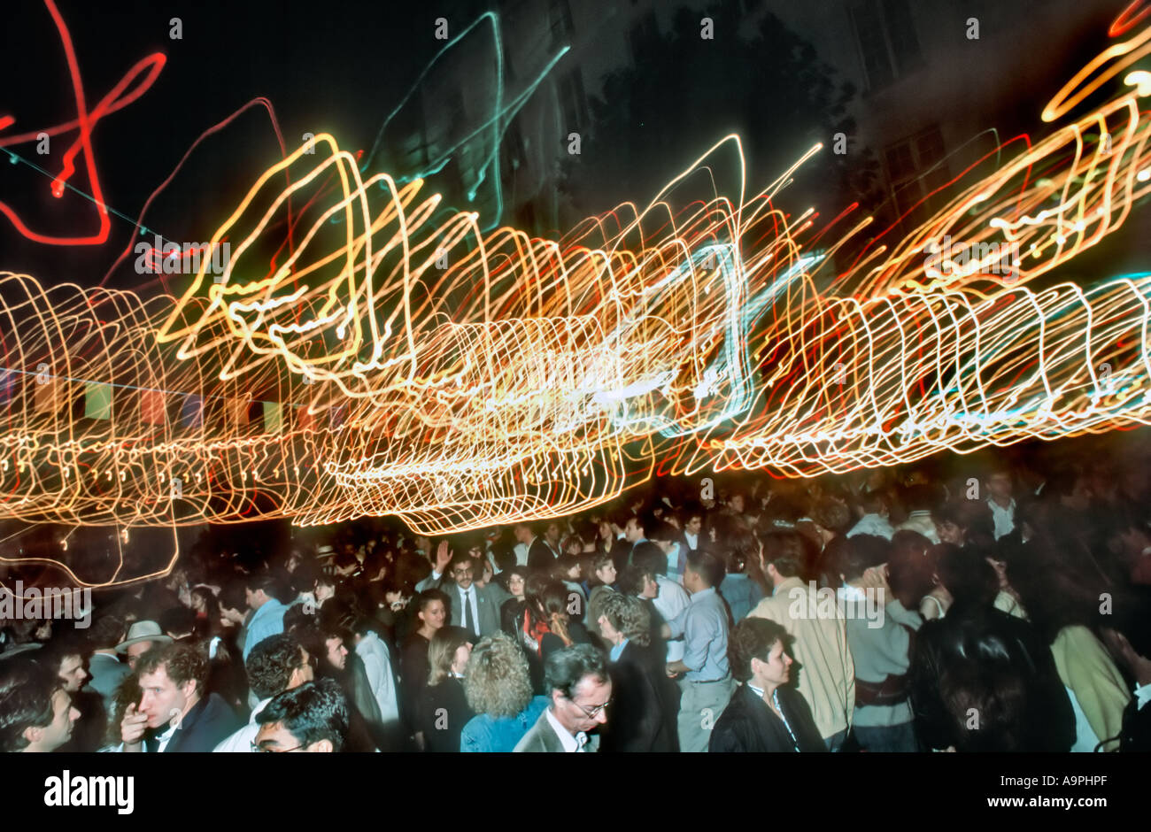 Parigi, Francia, balla al ballo all'aperto "14 Juillet" "14 luglio", Festa della Bastiglia con effetti di luce durante gli eventi pubblici notturni, festeggiamenti natalizi Foto Stock