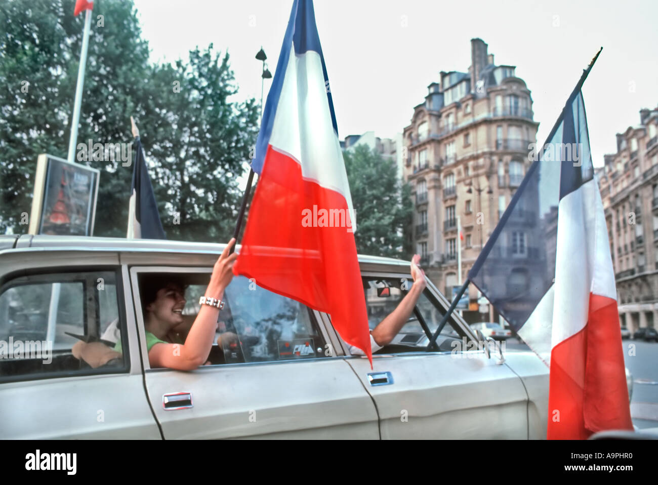 Parigi, Francia, adolescenti francesi che celebrano il '14 Juillet' 14 luglio, Bastille Day con la francese Flags Street in auto Foto Stock