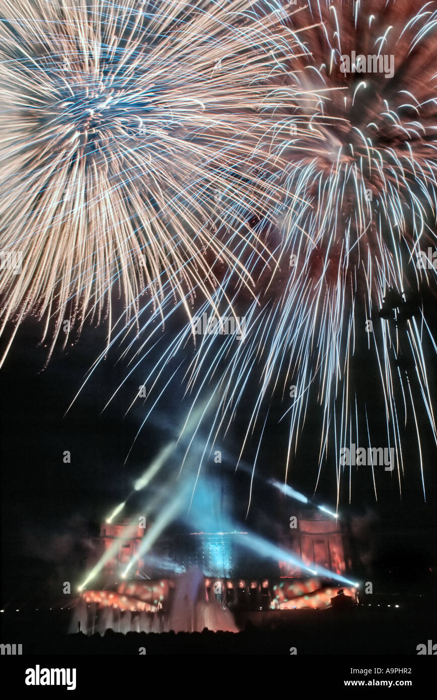 Parigi Francia, Trocadero '14 Juillet" "14 luglio" "Il Giorno della Bastiglia' con effetti di illuminazione di notte evento pubblico spettacolo di fuochi d'artificio Foto Stock