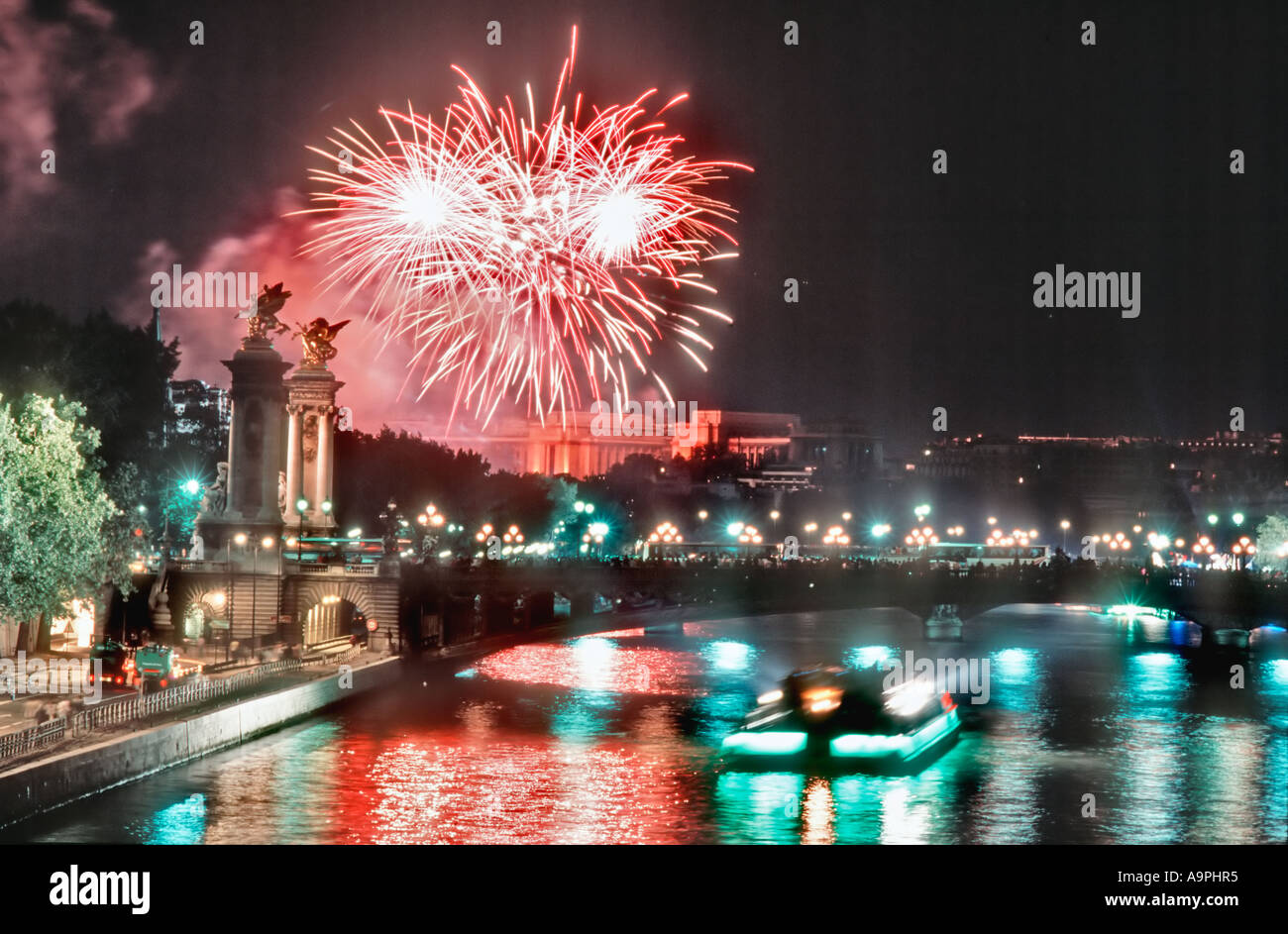 Parigi Francia Monumenti Pont Alexandre III Ponte di Notte '14 Juillet' Luglio 14 Mostra dei fuochi d'artificio della Bastiglia Foto Stock