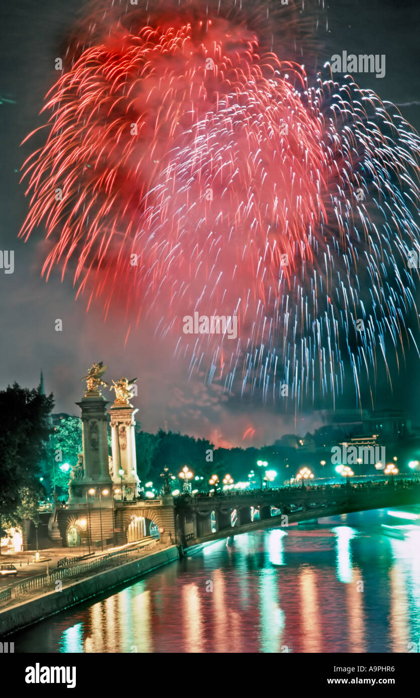 Parigi Francia monumenti Ponte "Pont Alexandre III" Ponte con Trocadero di notte "14 Juillet" "14 luglio" giornata della Bastiglia con fuochi d'artificio (esposizione universelle) Foto Stock