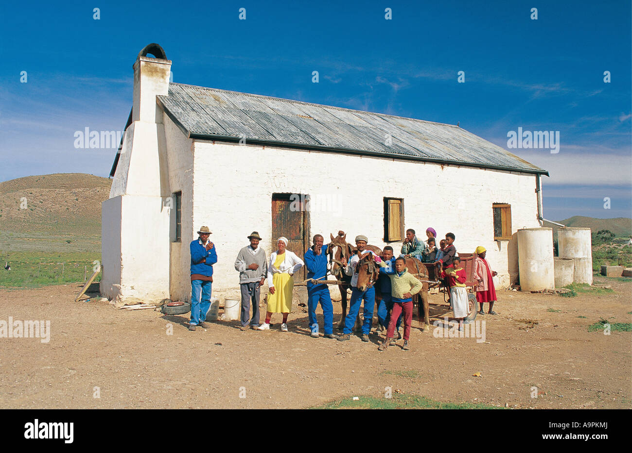 Famiglia riunita al di fuori del loro cottage piccolo Karoo Western Cape Sud Africa Foto Stock