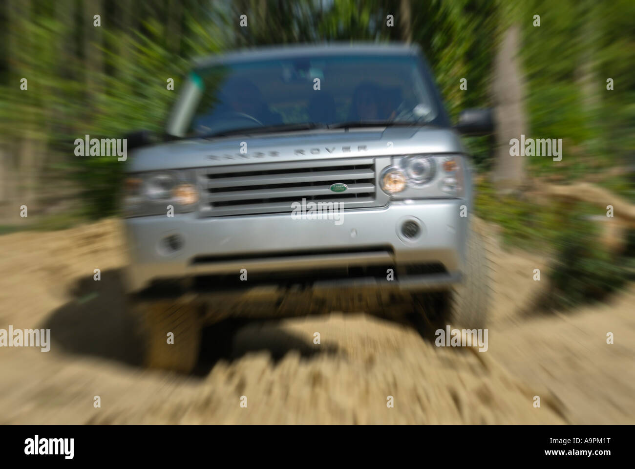 Il fuoristrada argento metallizzato, Range Rover di terza generazione da Land Rover Experience utilizzata per la formazione dei conducenti. In Europa il REGNO UNITO Inghilterra. Foto Stock