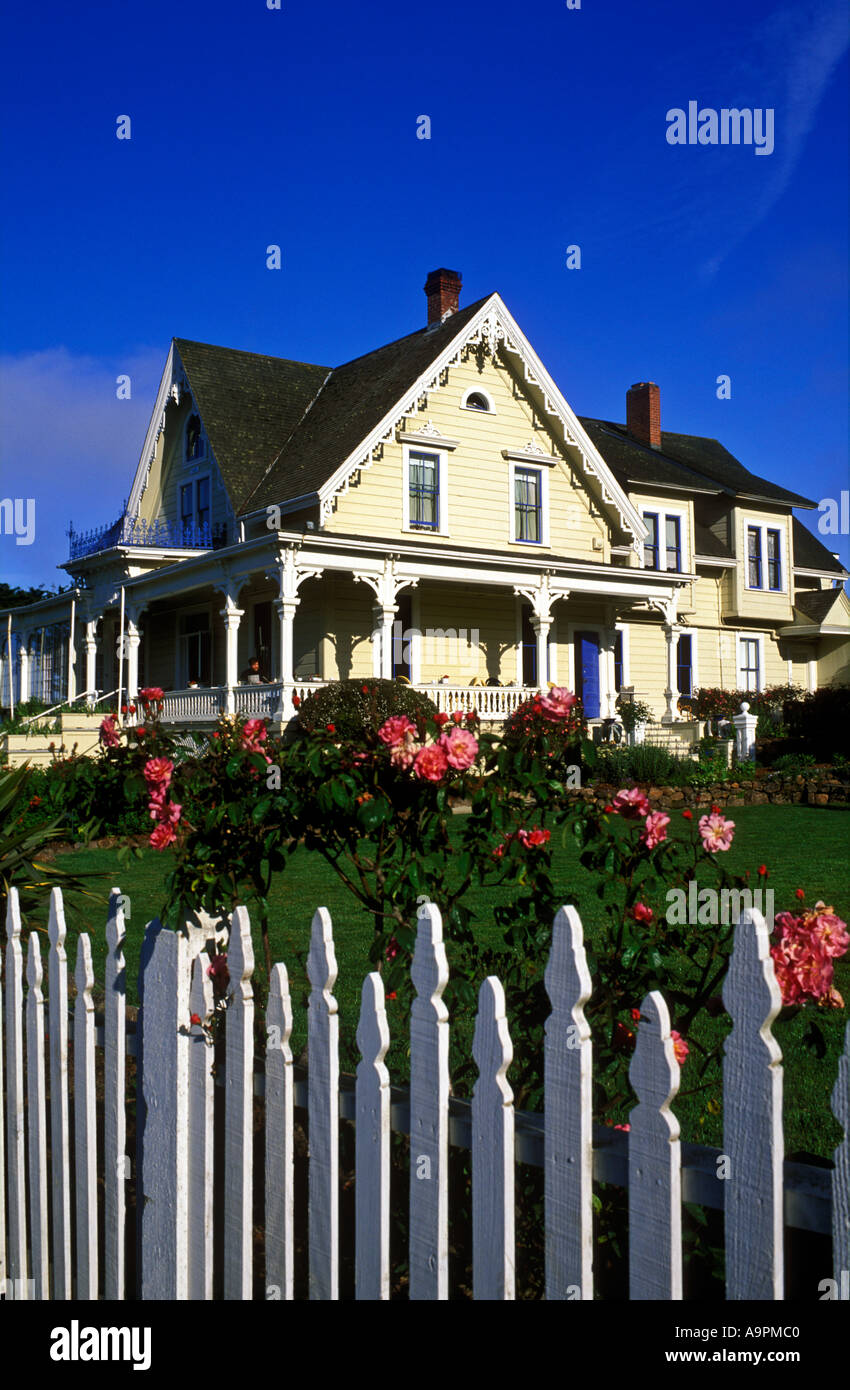 Stati Uniti d'America California Mendocino Bed and Breakfast Casa casa vittoriana con giardino di rose e white Picket Fence Foto Stock