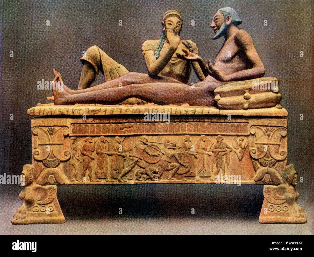 Sarcofago etrusco con due figure (noto falsificazione). Mezzitoni di colore di una fotografia Foto Stock