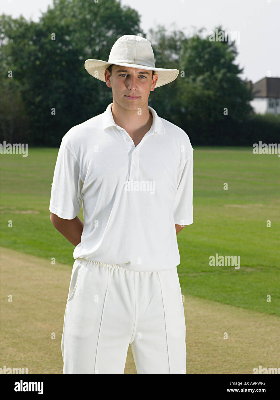 Giovane giocatore di cricket Foto Stock