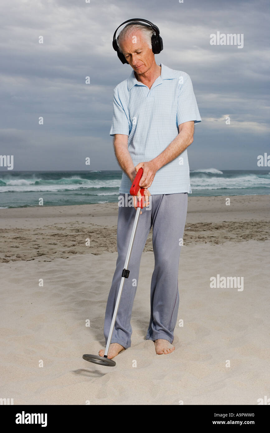 Senior uomo adulto con un rivelatore di metalli Foto Stock