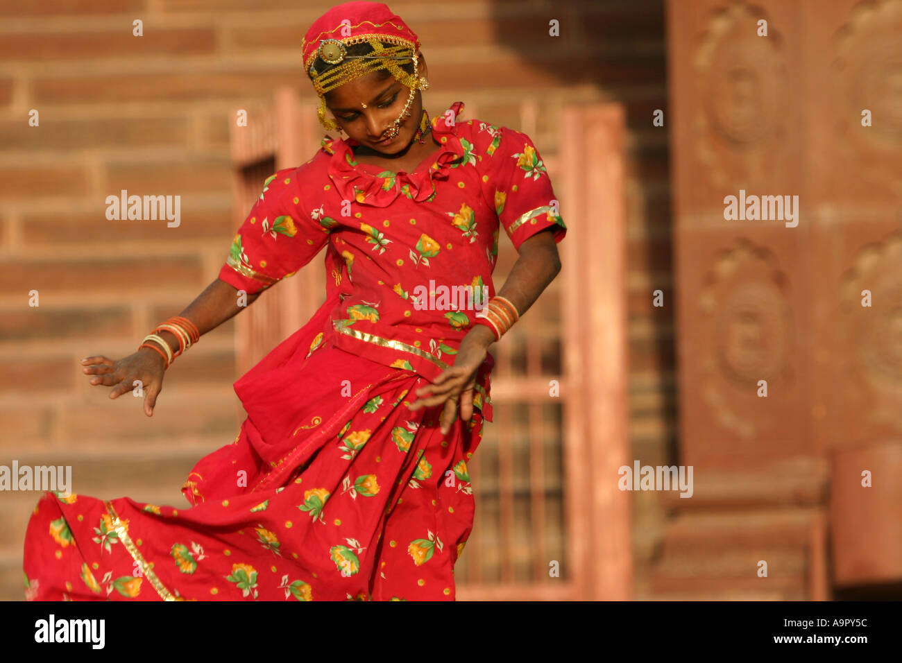 Giovane ragazza di Rajasthani danze nel sole del pomeriggio Foto Stock