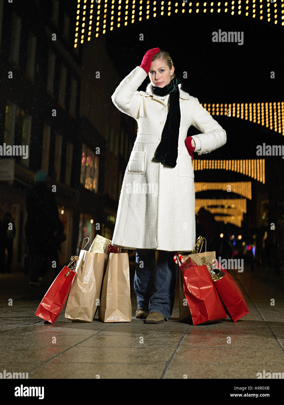 Ha sottolineato la donna shopping di Natale Foto Stock