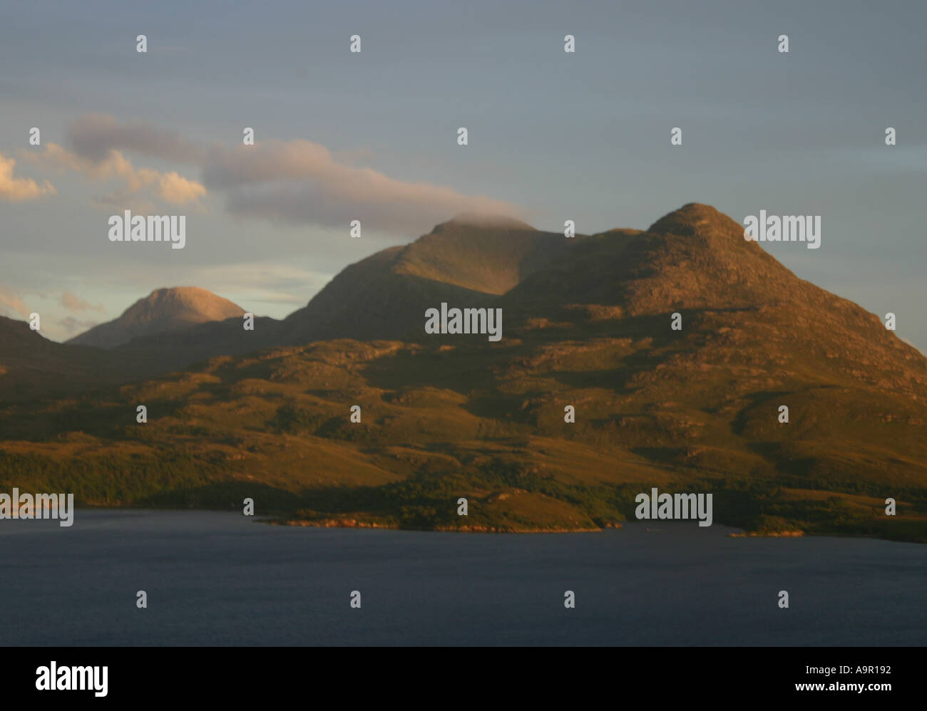 Vista sud al tramonto di fronte superiore di loch Torridon Foto Stock
