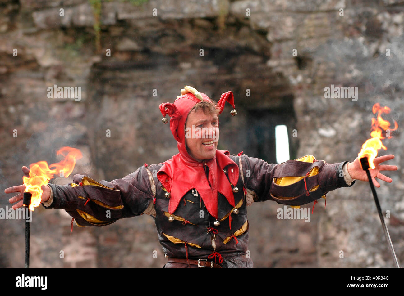 Buffone di Corte intrattenere i visitatori annuali di Abergavenny Food Festival Monmouthshire South Wales UK Foto Stock