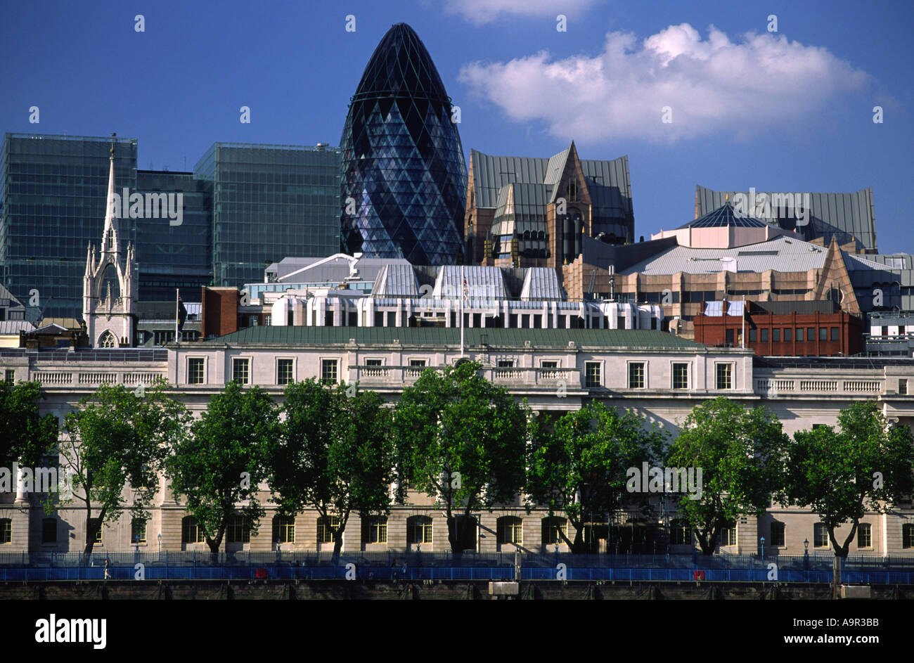 La Swiss Re Tower noto come il Gherkin dal centro città di Londra Inghilterra REGNO UNITO Foto Stock