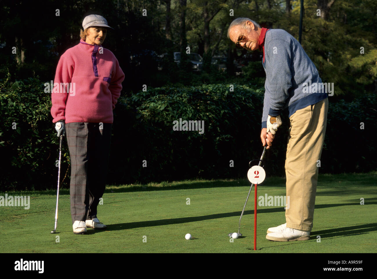 Il Lido di Venezia, Italia. Paio di settanta giocando a golf presso il campo da Golf Alberoni corso Foto Stock