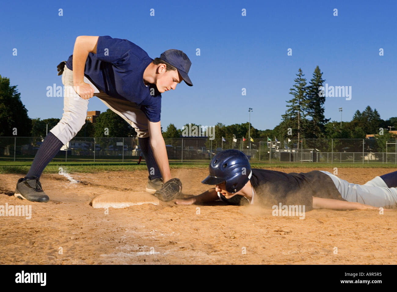 Due ragazzi adolescenti a giocare a baseball Foto Stock