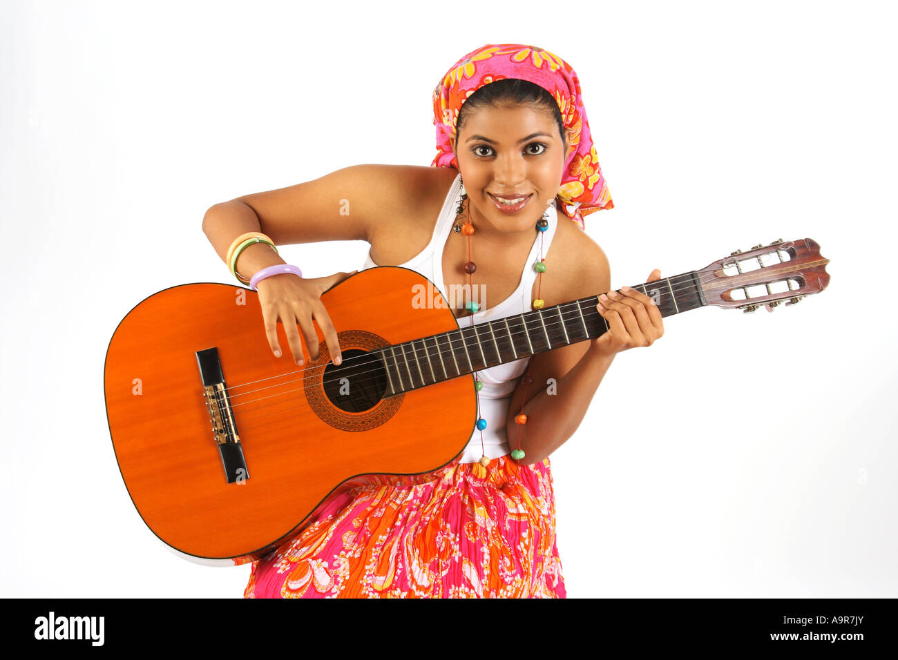 Ritratto di una donna a suonare la chitarra Foto Stock