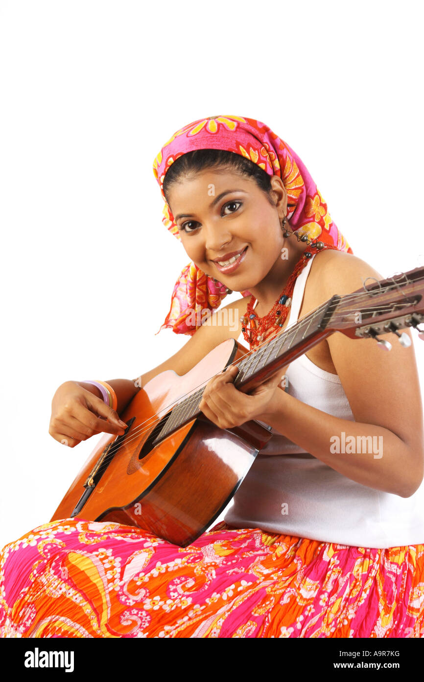 Ritratto di una donna a suonare la chitarra Foto Stock