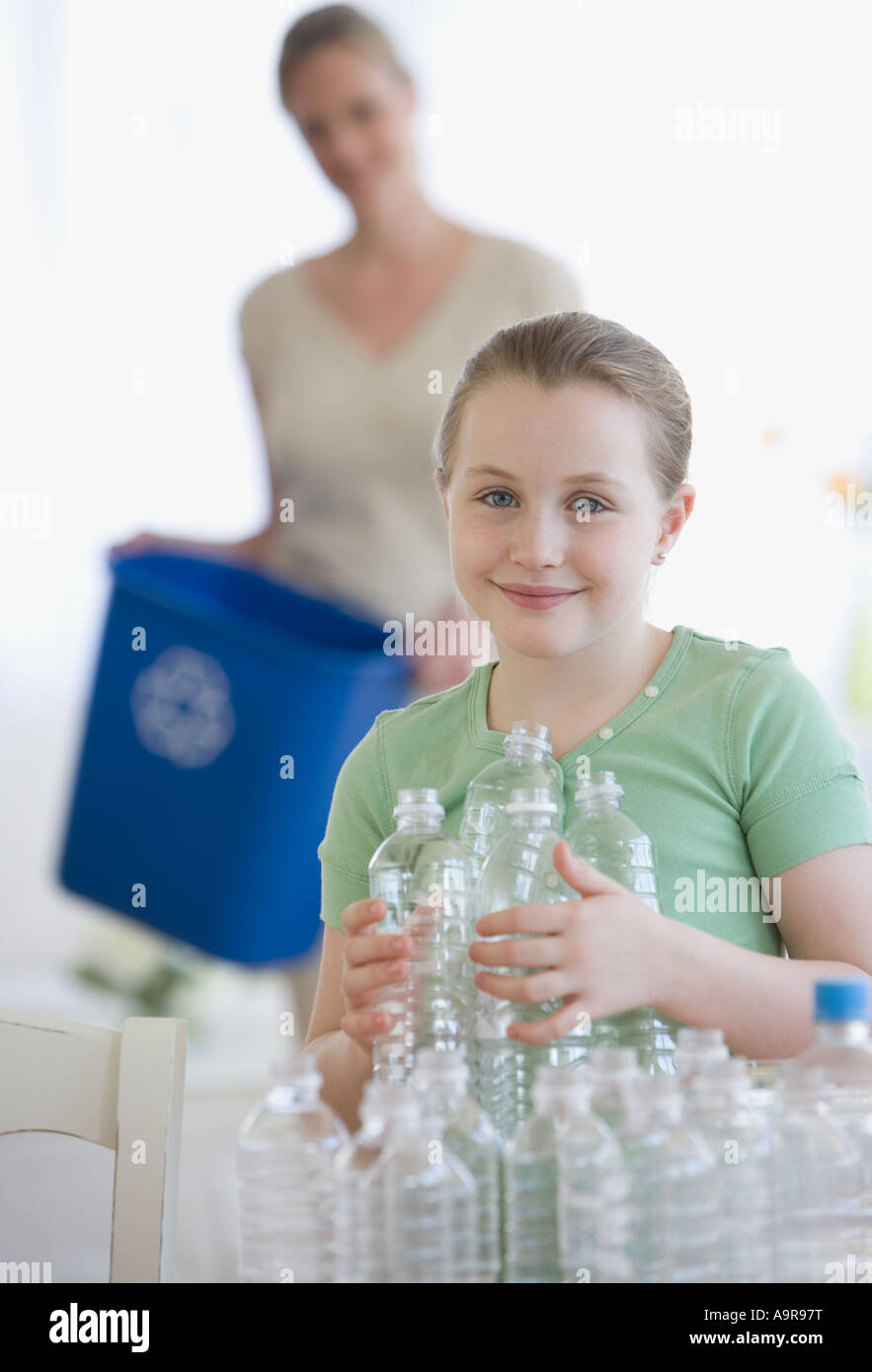 Madre e figlia riempire il cestino Foto Stock